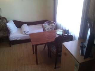 Гостевой дом Sveciu Namai Avada Клайпеда Трехместный номер с ванной комнатой-3