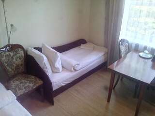 Гостевой дом Sveciu Namai Avada Клайпеда Трехместный номер с ванной комнатой-8