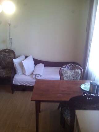 Гостевой дом Sveciu Namai Avada Клайпеда Трехместный номер с ванной комнатой-9