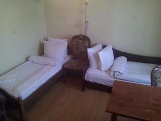 Гостевой дом Sveciu Namai Avada Клайпеда Трехместный номер с ванной комнатой-10